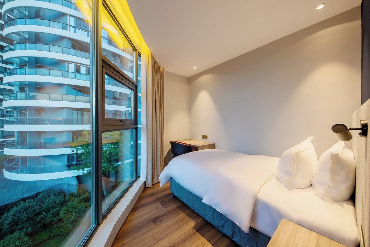 Standard Room, Multiple Beds (Extra Space) | Bed sheets