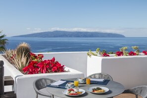 Outdoor dining - THE TERRACES OF ABAMA-SUITE 1 BEDROOM PARTIAL SEA VIEW (Guia de Isora, Tenerife)