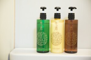 별도의 욕조 및 샤워 시설, 전신 욕조, 무료 세면용품, 헤어드라이어