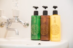 아파트 (304) | 욕실 편의 시설 | 별도의 욕조 및 샤워 시설, 전신 욕조, 무료 세면용품, 헤어드라이어