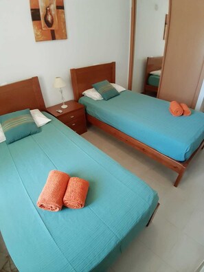 2 chambres, coffres-forts dans les chambres, fer et planche à repasser