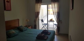 2 chambres, coffres-forts dans les chambres, fer et planche à repasser