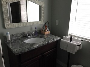 Shower, soap, shampoo, toilet paper - Home away from home 5miles from town (Asheville)
