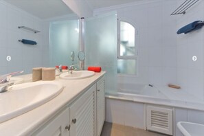 Combined shower/bathtub, hair dryer, bidet, towels