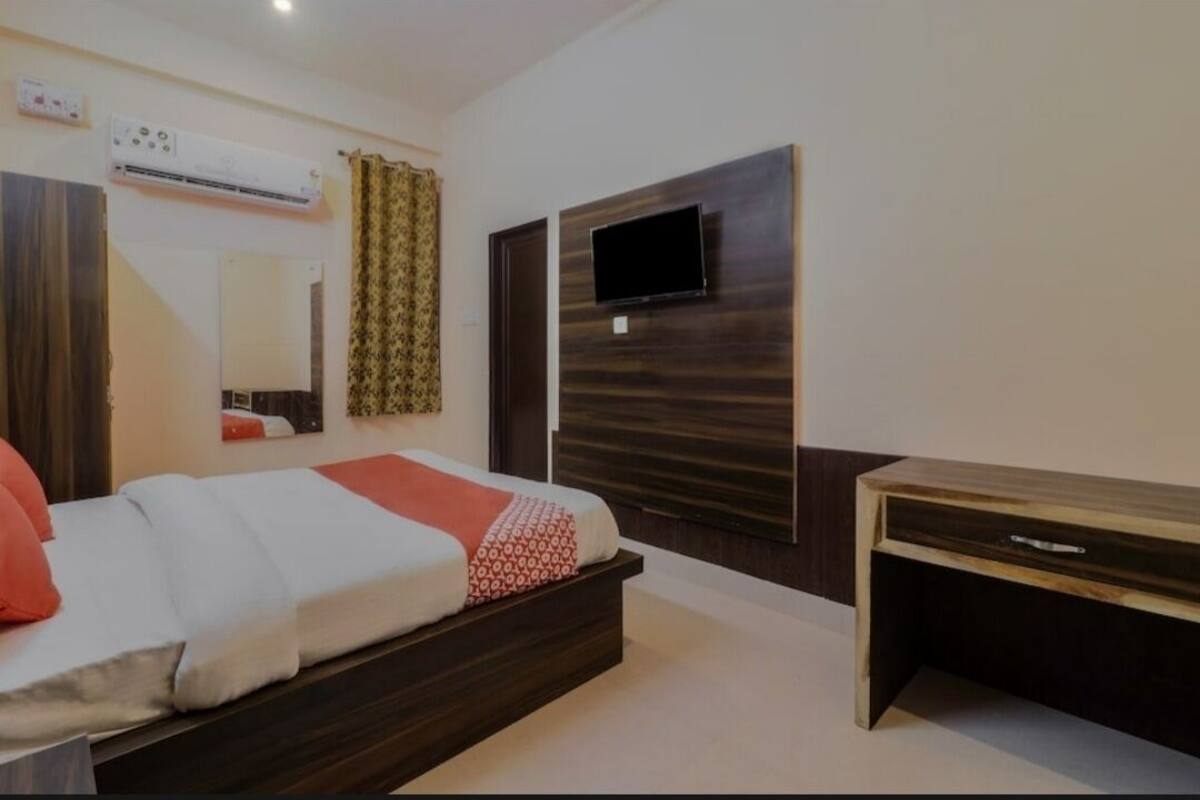 Premium bedding, individually decorated, individually furnished, desk