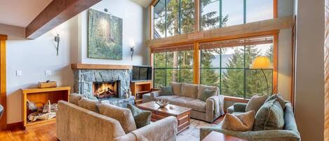 Televisión, chimenea y oficina