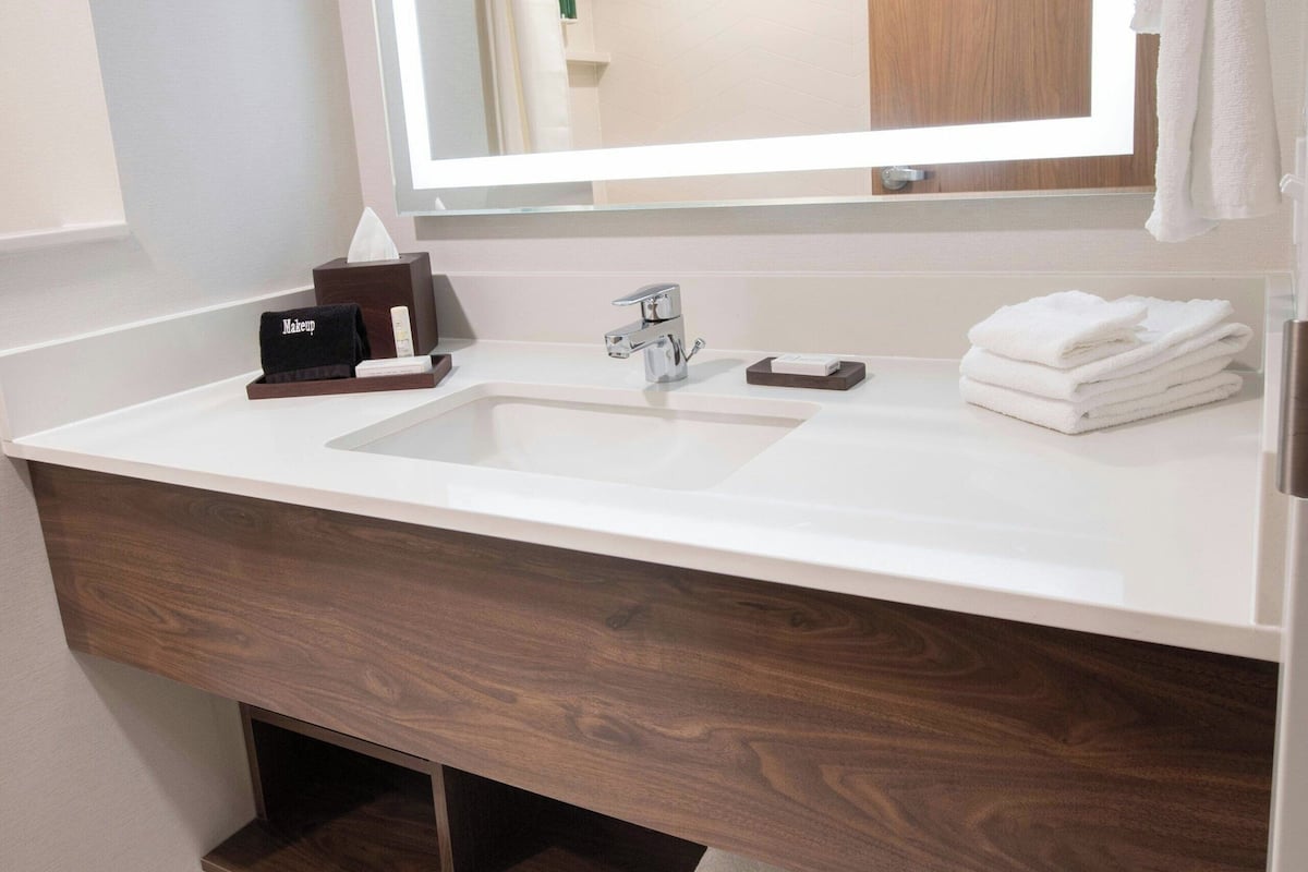 separate bathtub and shower, hair dryer, towels