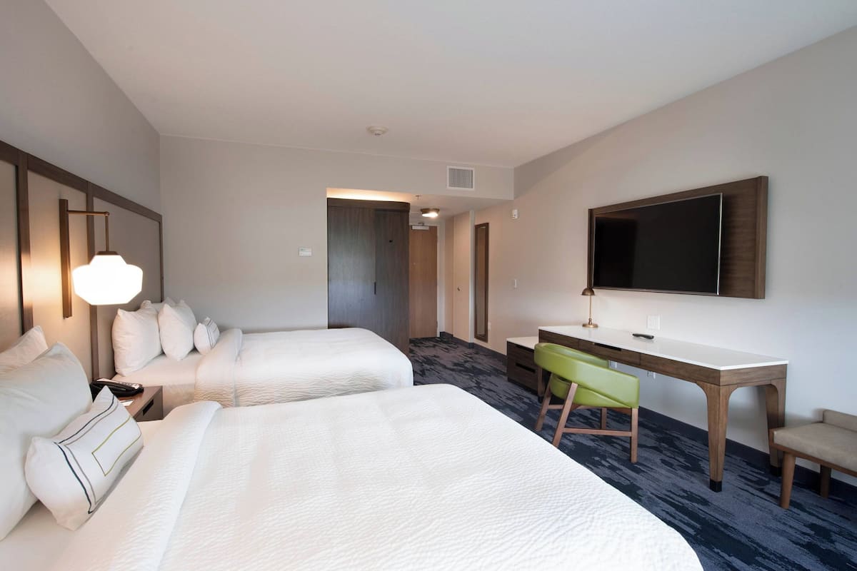 Kamer, 2 queensize bedden | Luxe beddengoed, bedden met traagschuimmatras, individueel gemeubileerd