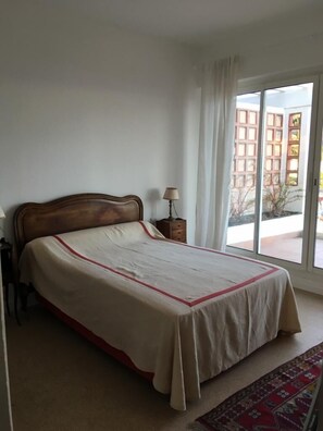 2 bedrooms, iron/ironing board, bed sheets