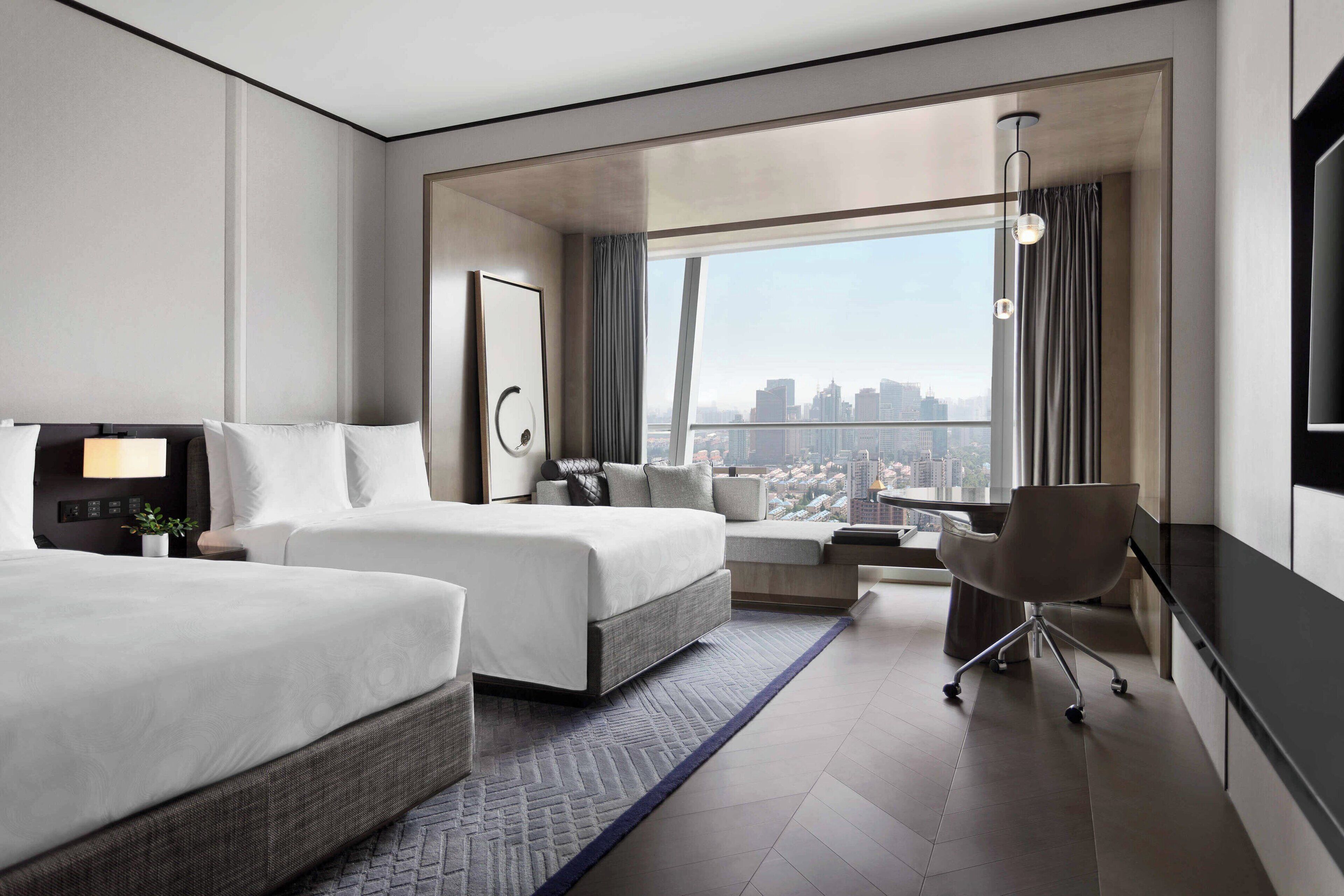 Cubrecamas, minibar, caja de seguridad en la habitación y escritorio 