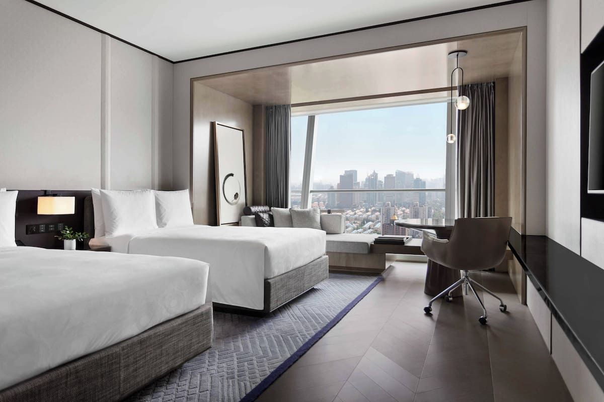 Cubrecamas, minibar, caja de seguridad en la habitación y escritorio