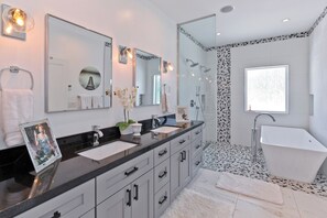 Een bad/douchecombinatie, een haardroger, een bidet, handdoeken