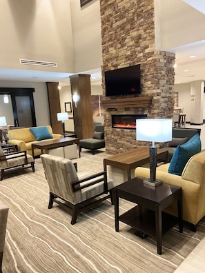 Lobby sitting area - Staybridge Suites Denton by IHG (Denton)