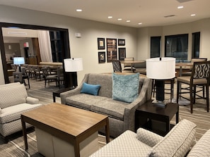 Lobby sitting area - Staybridge Suites Denton by IHG (Denton)