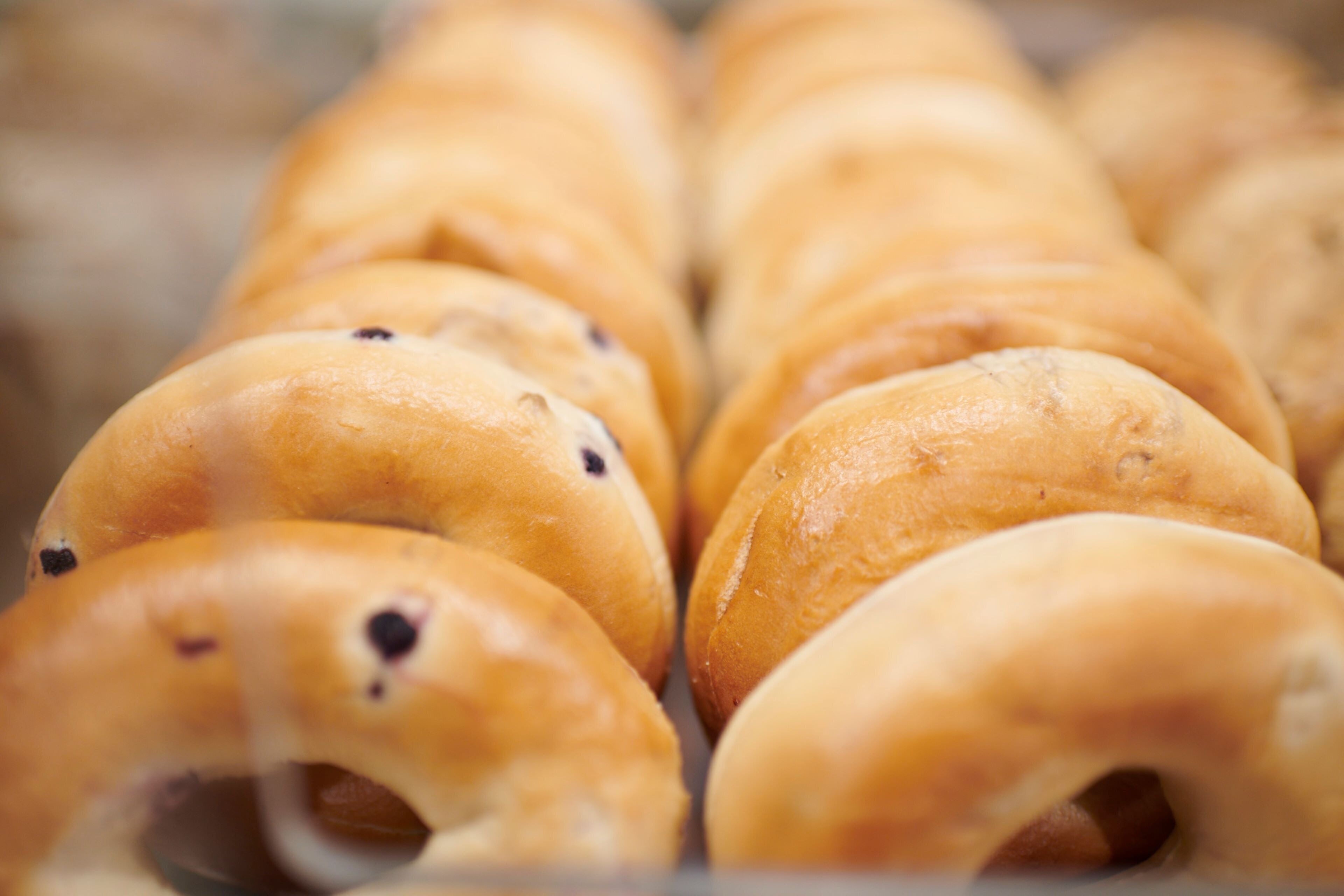 Een schaal met knapperig bruine bagels met zichtbare sesamzaadjes.