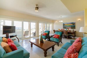 Fernseher, DVD-Player, Bücher, Stereoanlage