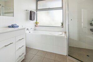 Badewanne, Haartrockner, Handtücher, Seife