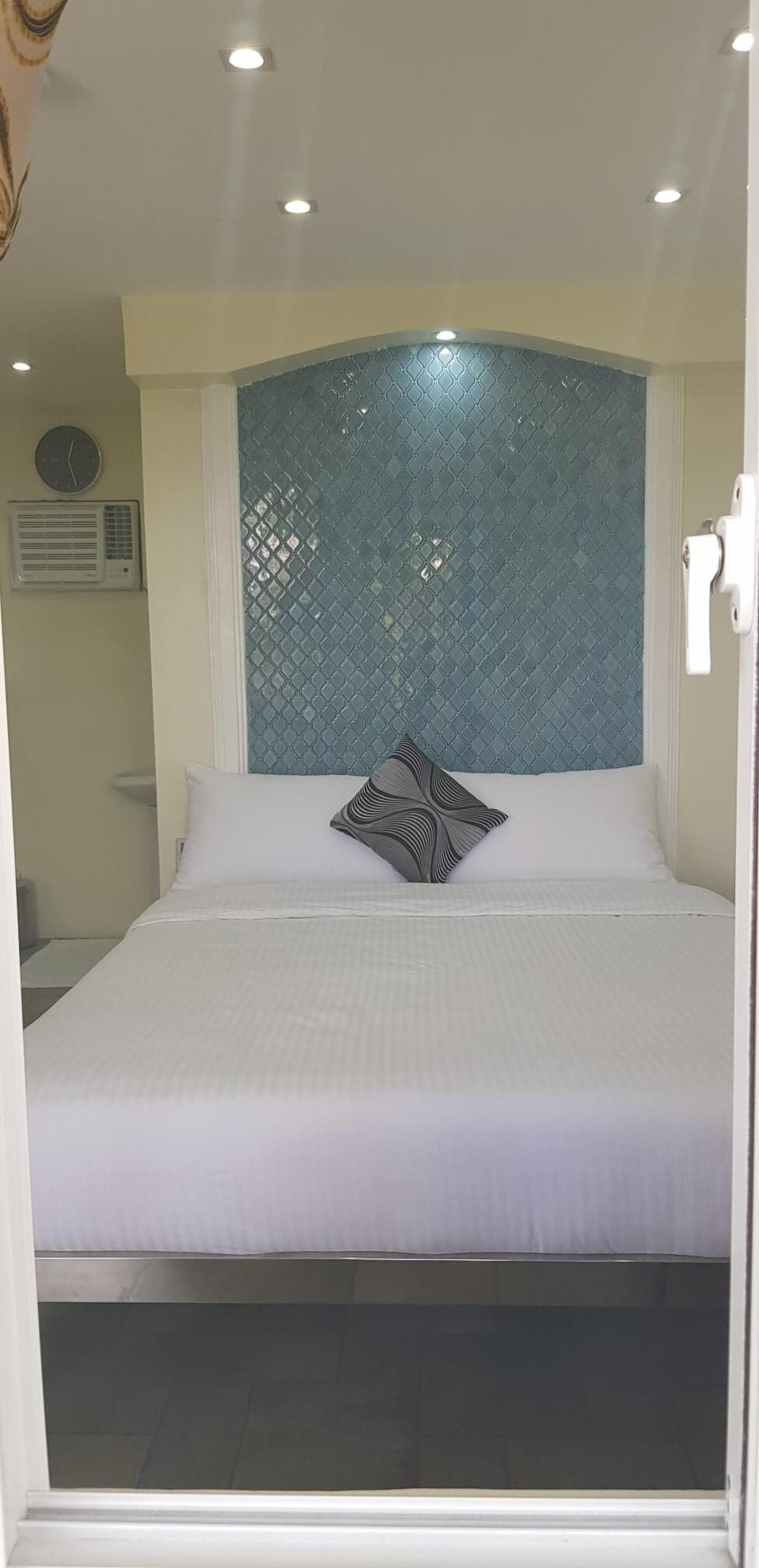 single room | desk, iron/ironing board, free wifi, bed sheets
