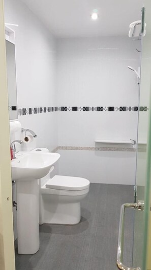 Shower, rainfall showerhead, free toiletries, hair dryer - Cess Summer Boutique Hotel (Kalibo)