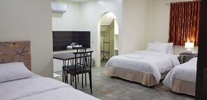 Perhehuone | Työpöytä, silitysrauta/-lauta, ilmainen Wi-Fi, vuodevaatteet