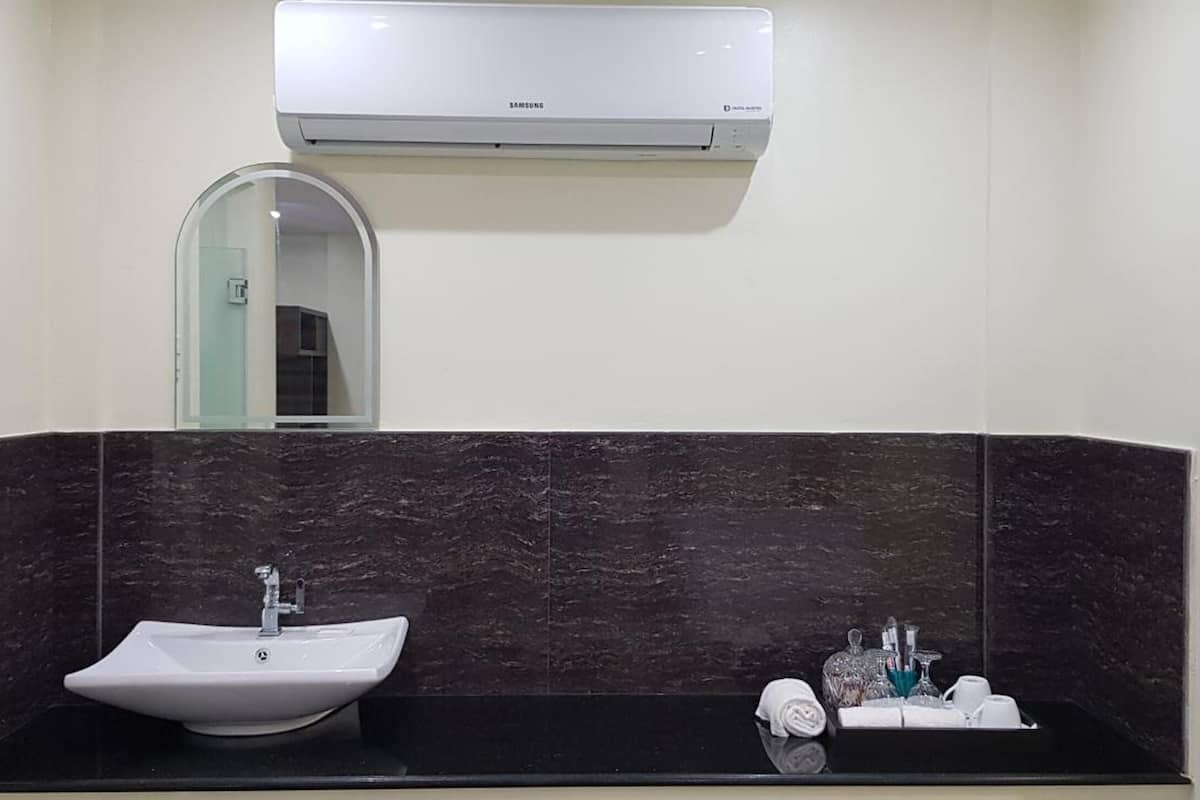 shower, rainfall showerhead, free toiletries, hair dryer