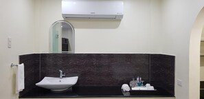 Shower, rainfall showerhead, free toiletries, hair dryer - Cess Summer Boutique Hotel (Kalibo)