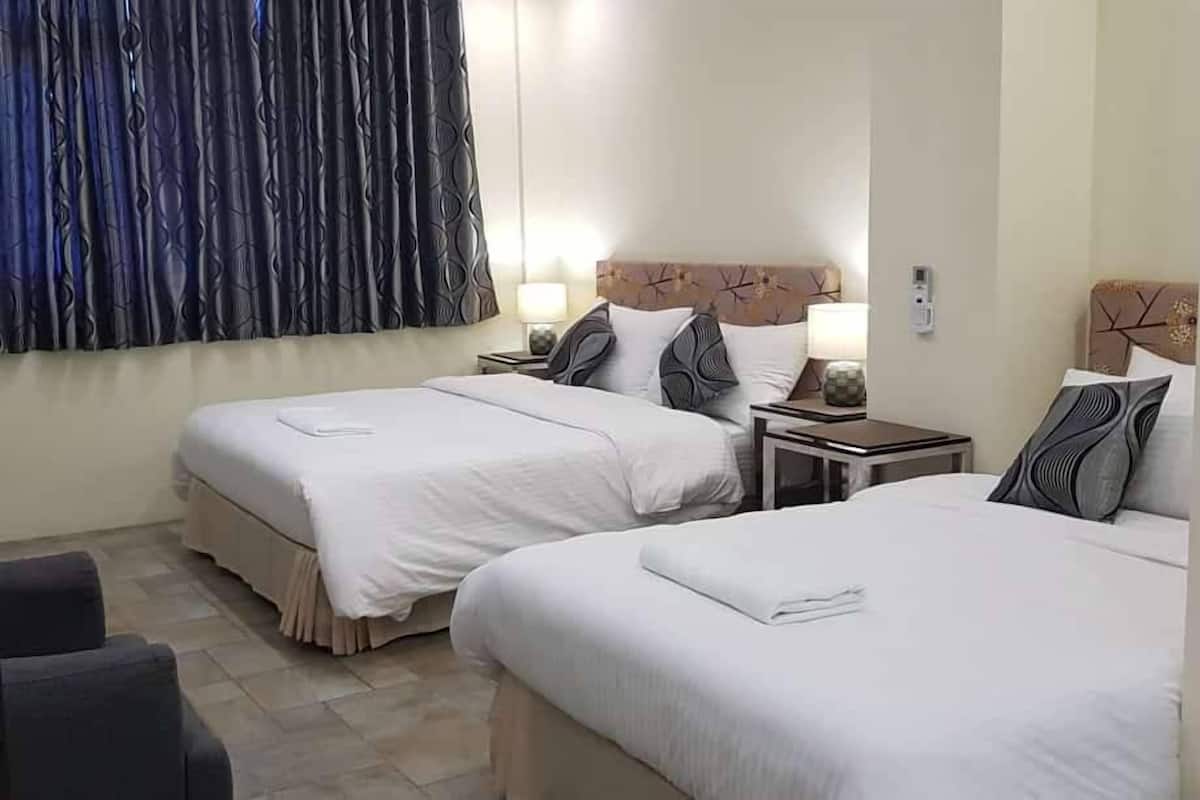 Habitación triple | Escritorio, tabla de planchar con plancha, wifi gratis y ropa de cama 