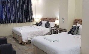 Chambre triple | Bureau, fer et planche Ă repasser, accĂšs au Wi-Fi (inclus)
