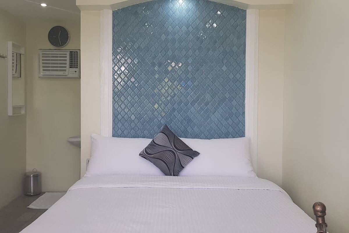 Habitación individual | Escritorio, tabla de planchar con plancha, wifi gratis y ropa de cama 