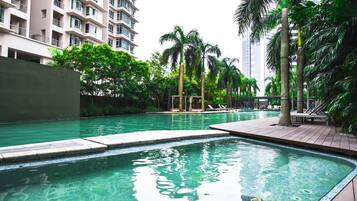 Alberca techada y alberca al aire libre