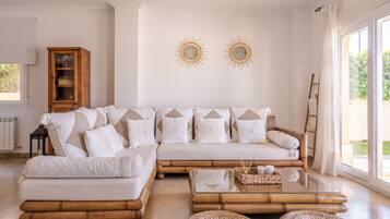 Een smart-tv en een open haard