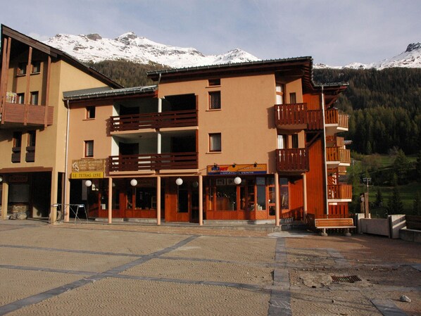 Exterior - Cozy Apartment for 4 in Val Cenis Le Haut, Near Slopes with Terrace (Lanslevillard)