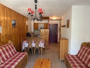 TV - Apartment in Lanslebourg, 300m from slopes, pets allowed (Lanslebourg-Mont-Cenis)