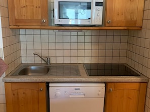 Fridge, microwave, stovetop, dishwasher - Apartment in Lanslebourg, 300m from slopes, pets allowed (Lanslebourg-Mont-Cenis)