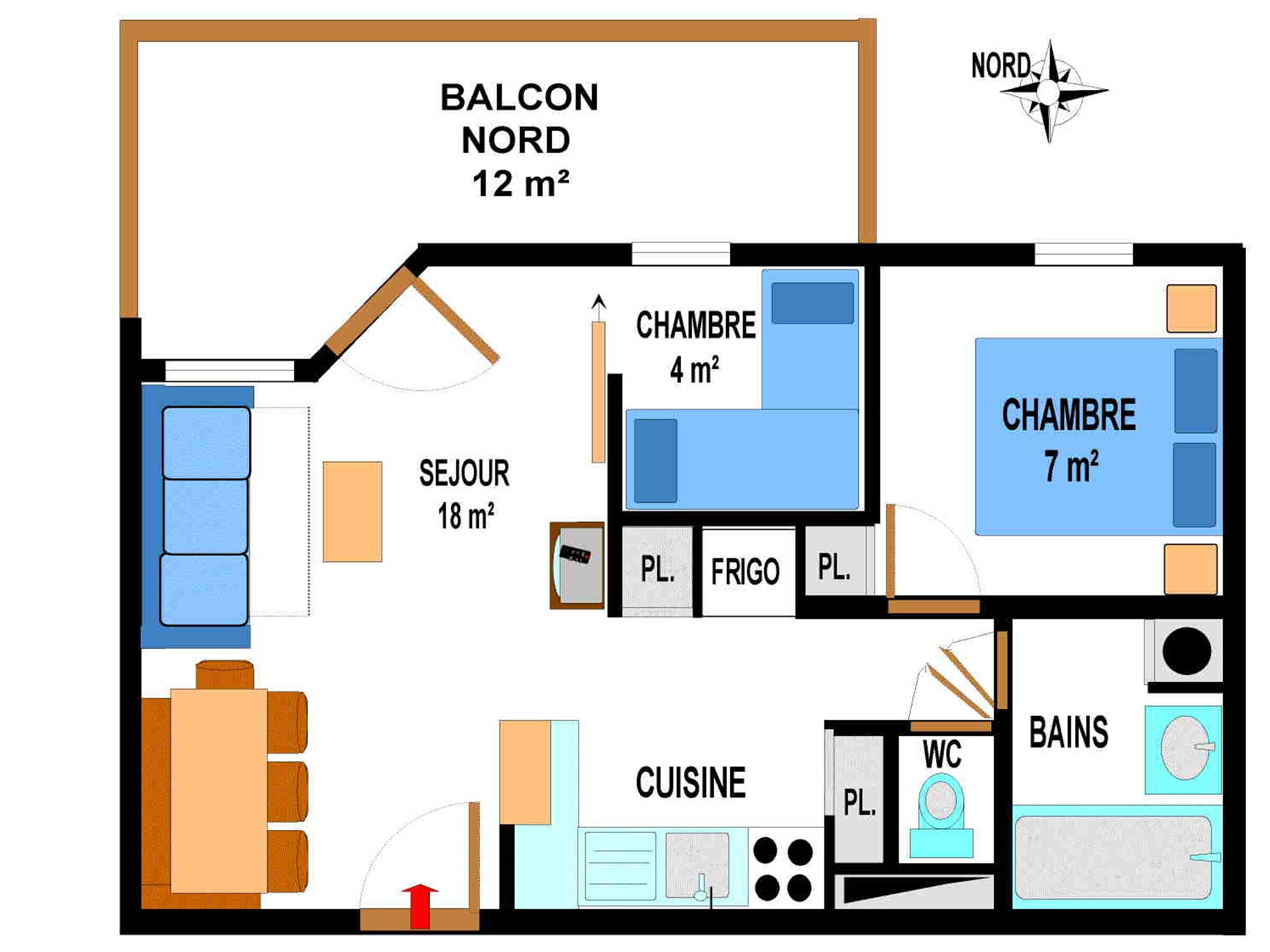 Indeling van een hotelkamer met balkon, twee slaapkamers, een woonkamer, een keuken, een badkamer en een toilet.