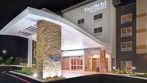 Ein Marriott Fairfield Hotel mit Steinfassade, überdachter Eingangspartei und modernem Design.