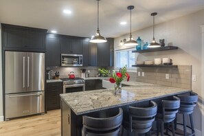 Een koelkast, een magnetron, een oven, een kookplaat