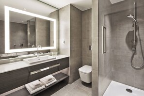 Suite junior, 1 habitación | Baño | Artículos de higiene personal gratuitos, secador de pelo y albornoces