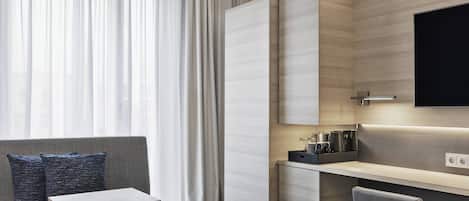 Family Room, 1 Queen Bed with Sofa bed, Non Smoking | 1 bedroom, hypo-allergenic bedding, in-room safe, desk