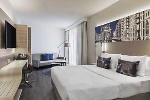 Hypo-allergenic bedding, in-room safe, desk, laptop workspace - Courtyard by Marriott Hamburg City (Hamburg)