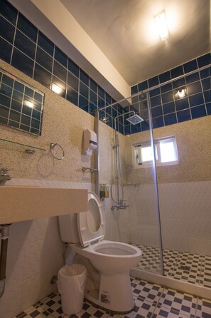 A bathroom with a toilet, sink, and shower. - Lukang Art Garden Inn (Lukang)