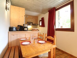 Dining - Cozy Apartment for 5 in Traditional Chalet, 400m from Val Cenis Le Haut Cable Car (Lanslevillard)