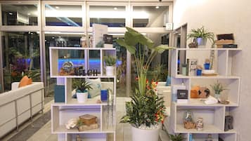 Coin salon dans le hall