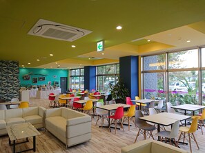 Daily cooked-to-order breakfast (JPY 1500 per person)