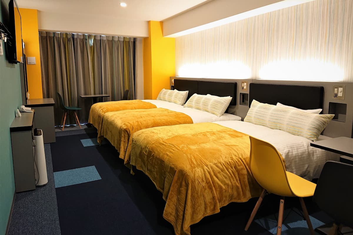 triple room, non smoking | 1 bedroom, down duvets, desk, blackout curtains