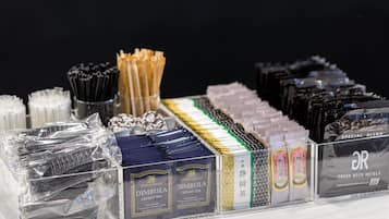En utställning av teprodukter, inklusive Dimbula Ceylon-te och andra sorter, som är uppradade på ett bord.