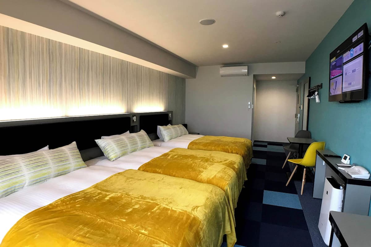 triple room, non smoking | 1 bedroom, down duvets, desk, blackout curtains