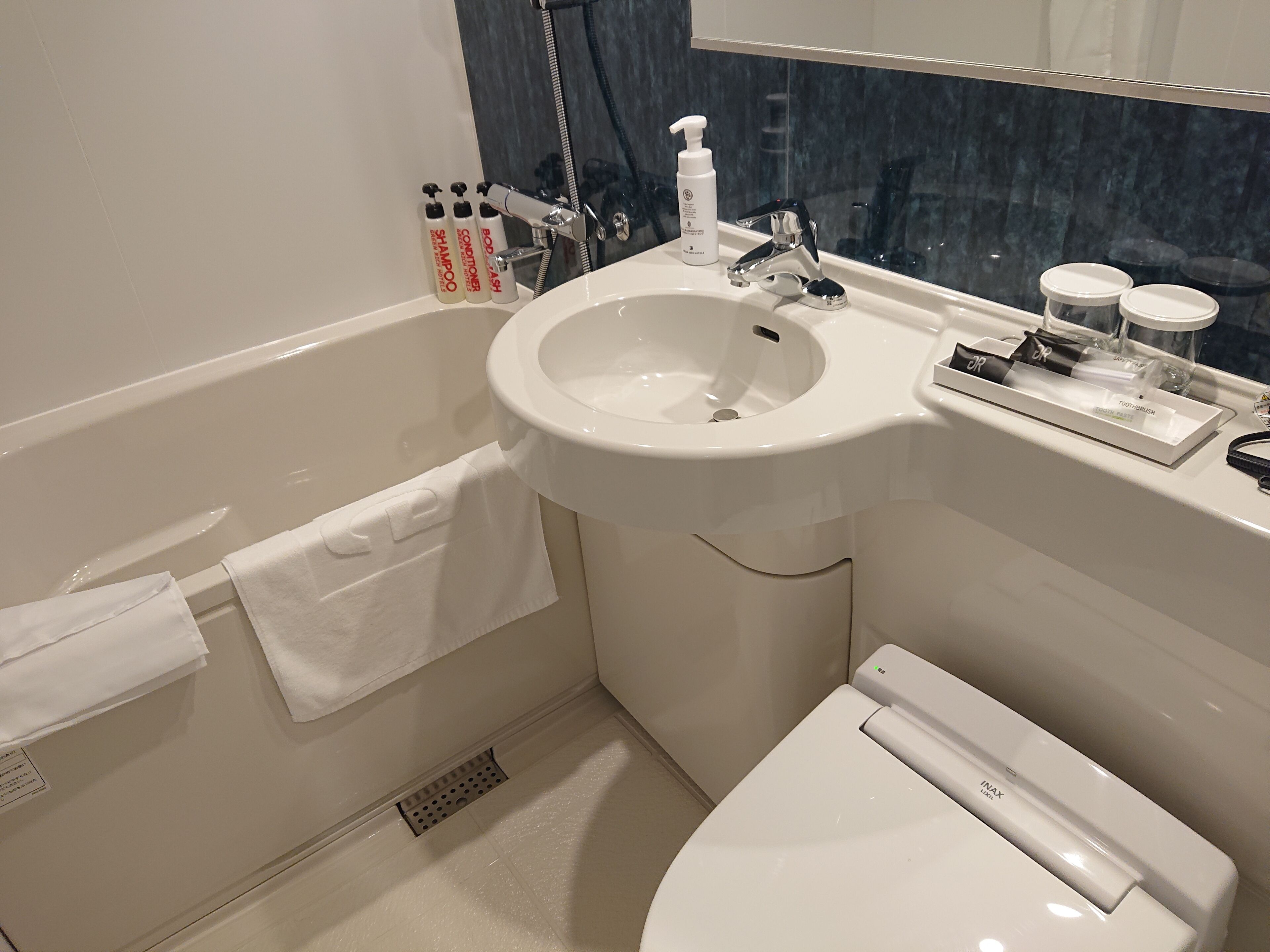 combined shower/bathtub, free toiletries, hair dryer, slippers