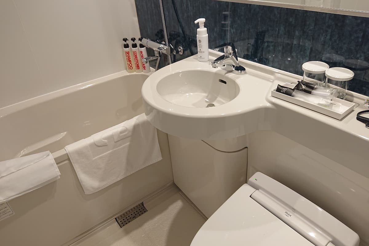 combined shower/bathtub, free toiletries, hair dryer, slippers