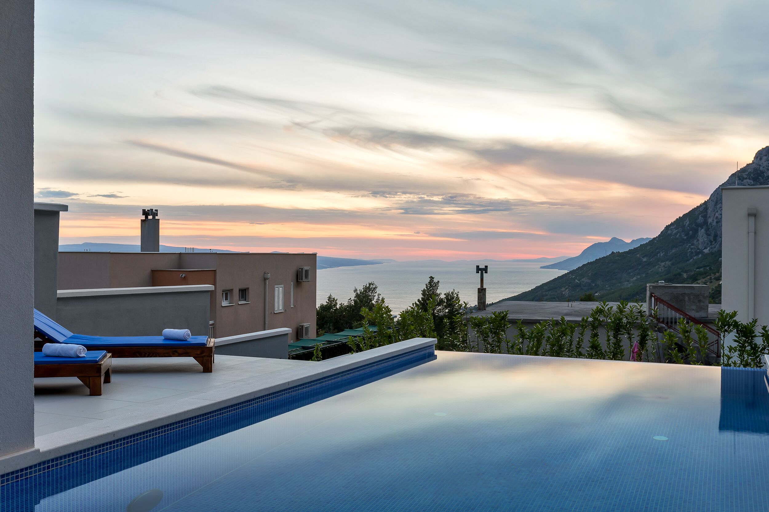 Piscine extérieure, piscine à débordement